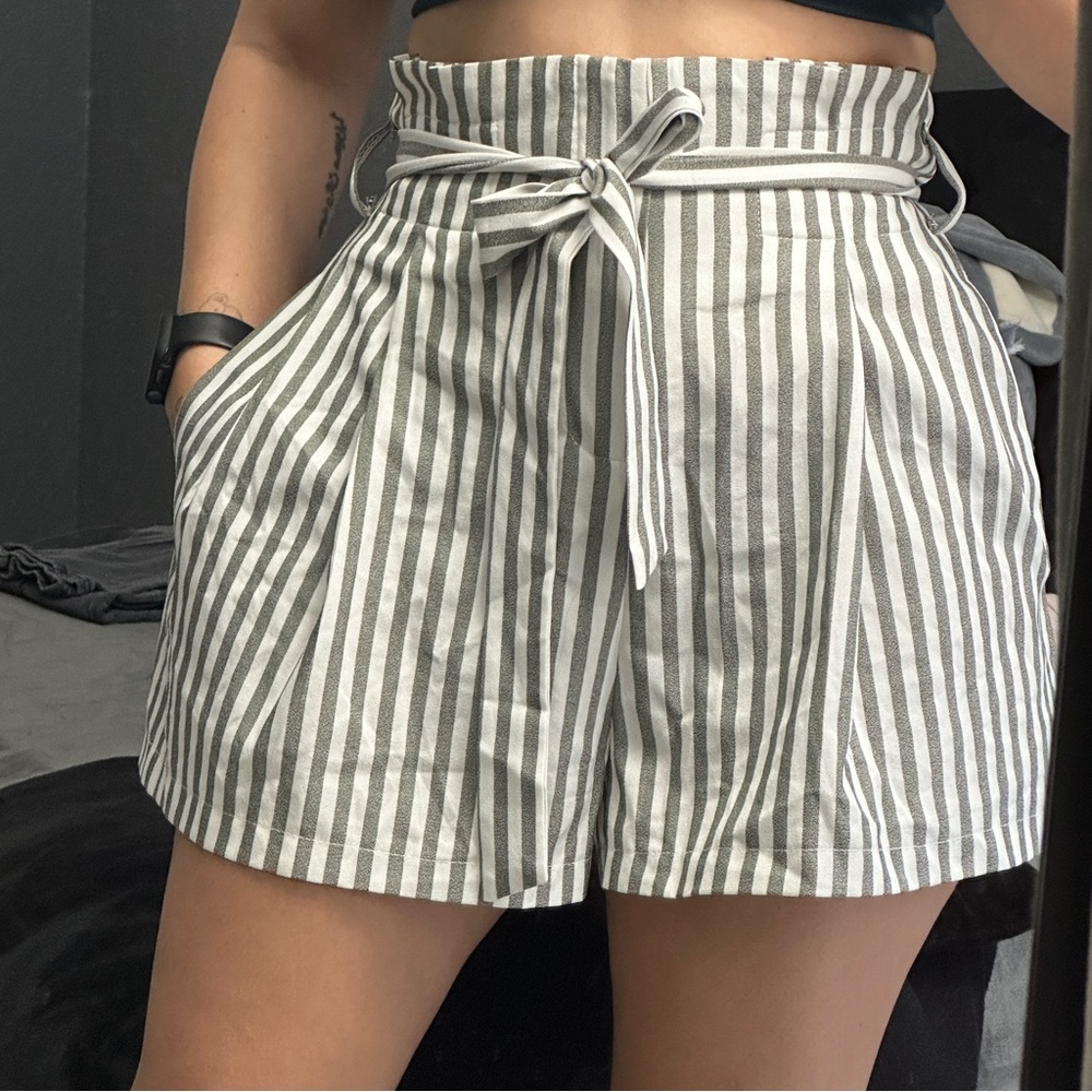 Venti 6, High waisted light grey and white stripped shorts, with pockets & belt